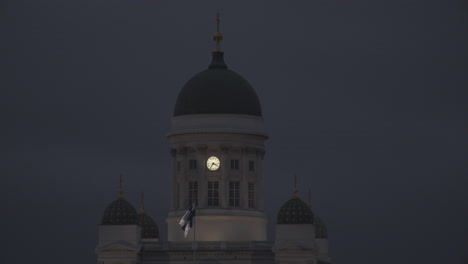 Nachtansicht-Der-Kathedrale-Von-Helsinki-Und-Wehende-Finnische-Flagge-Davor