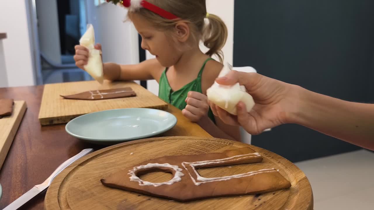 niños decorando casas de pan de jengibre