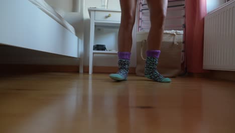 persona con calcetines con patrones en un dormitorio