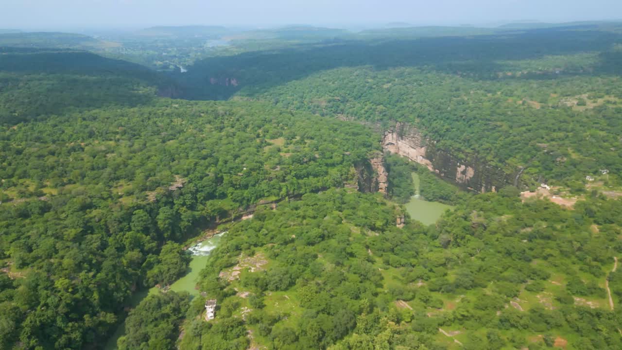cascada rajdari devdari y la presa latif shah y el lago chandraprabha vista aérea