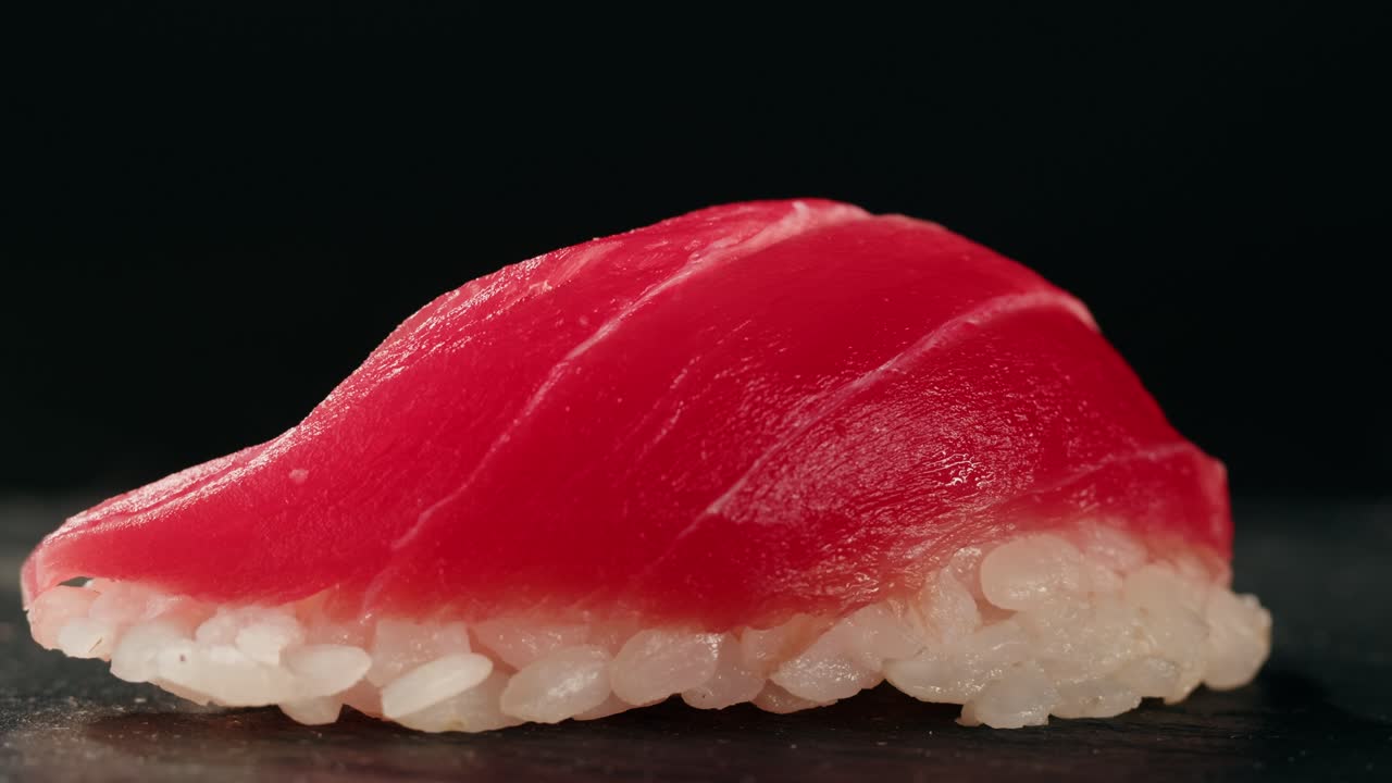 plato de sashimi, restaurante japonés, atún fresco y rebanadas de salmón en un café moderno, comida tradicional, plato de pescado rojo crudo, omega 3.