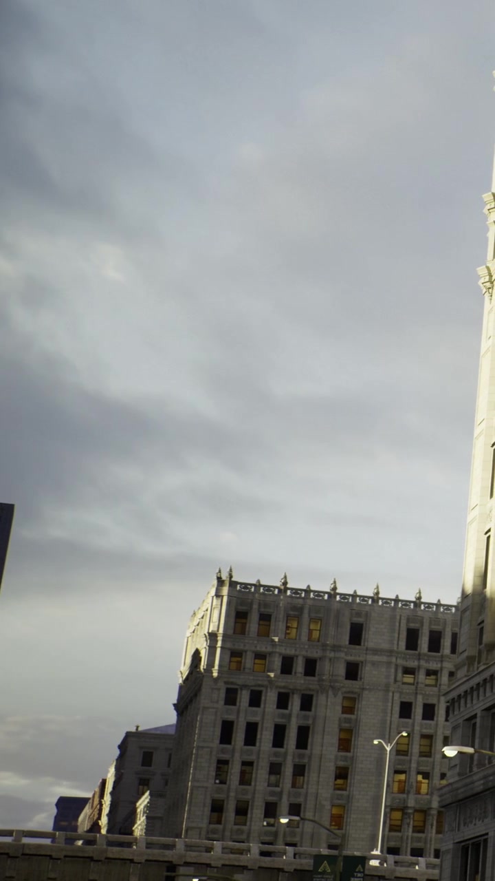 Edifício e céu nublado na área central no final da tarde