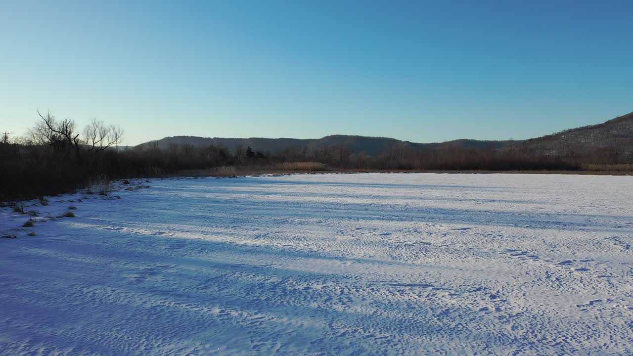 얼어붙은 호수와 산을 가진 겨울 풍경