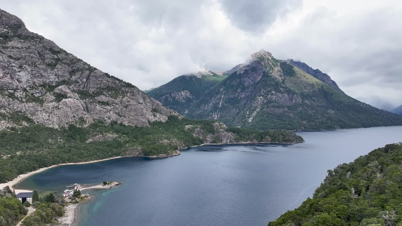 Widok z drona na Jezioro Nahuel Huapi i góry w Bariloche w Argentynie.