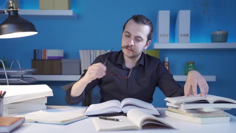 retrato de un joven exitoso e inteligente, investigador e historiador.