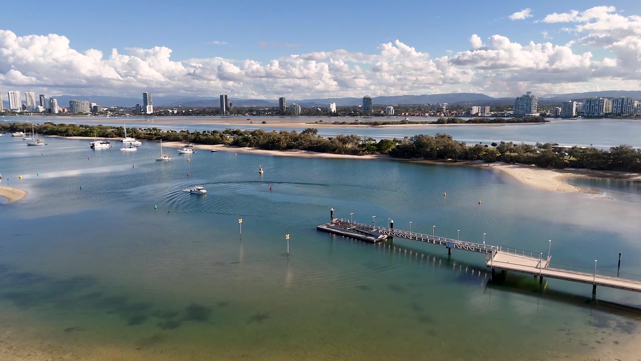 Ripresa aerea con drone di barche e pontili nell'estuario della Gold Coast, Queensland, Australia