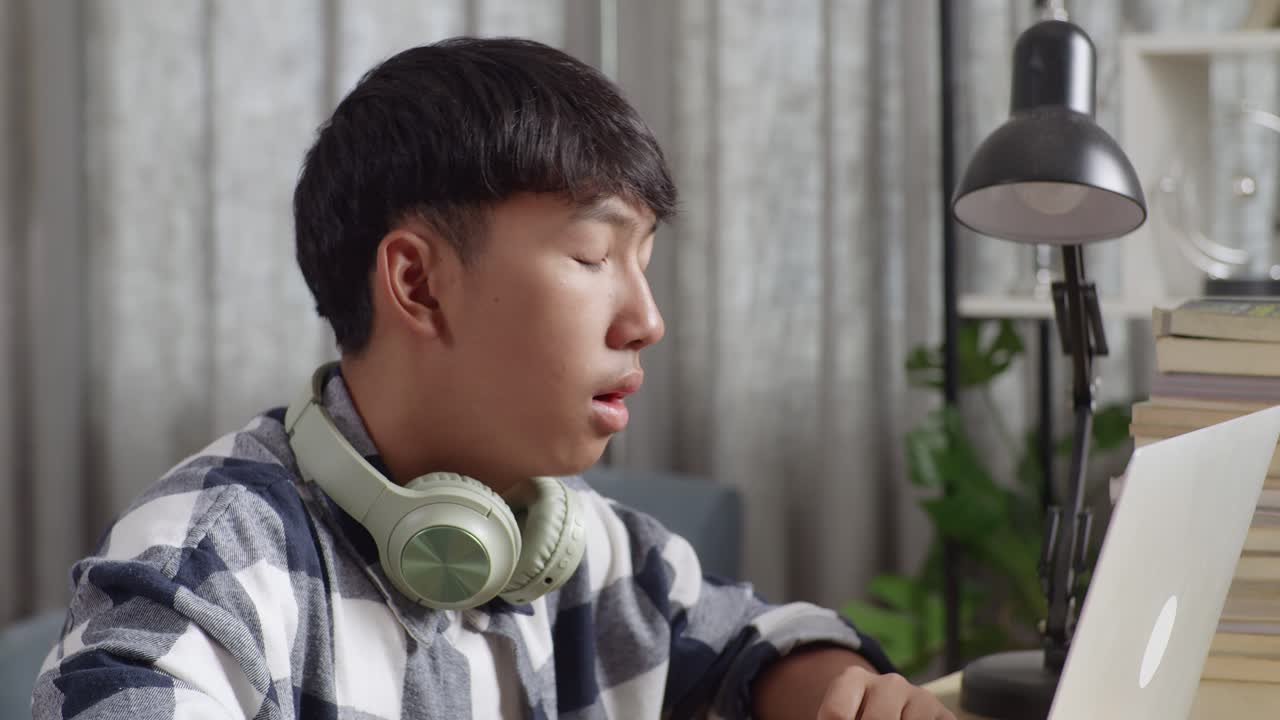 노트북 을 사용 하고 있는 졸고 있는 십대