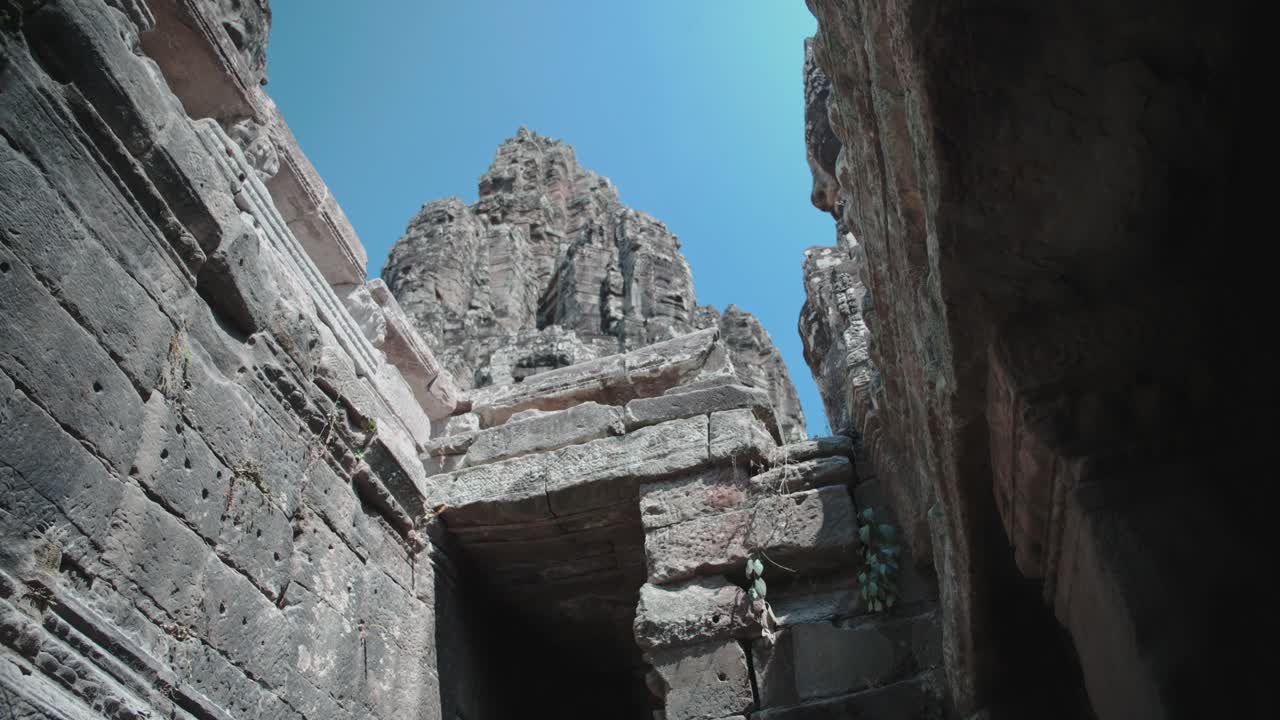 보디아의 앙코르  (angkor thom) 의 비온 (bayon) 의 불교 피라미드 사원에 있는 석조 구조물