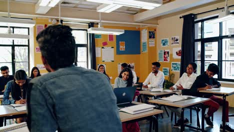 estudiantes que participan en un entorno de clase