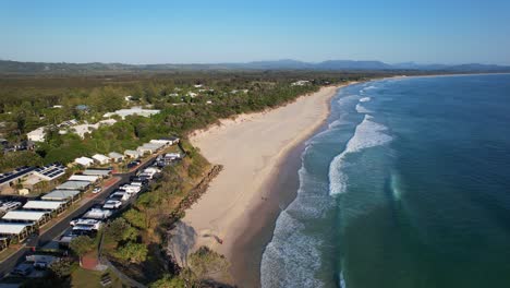 Aerial-Pullback-From-Belongil-Beach-Towards-Main-Beach-In-Byron-Bay,-NSW,-Australia