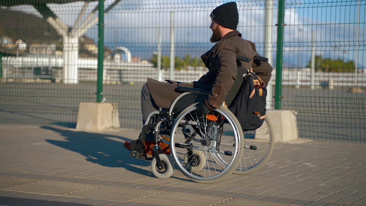 hombre en silla de ruedas