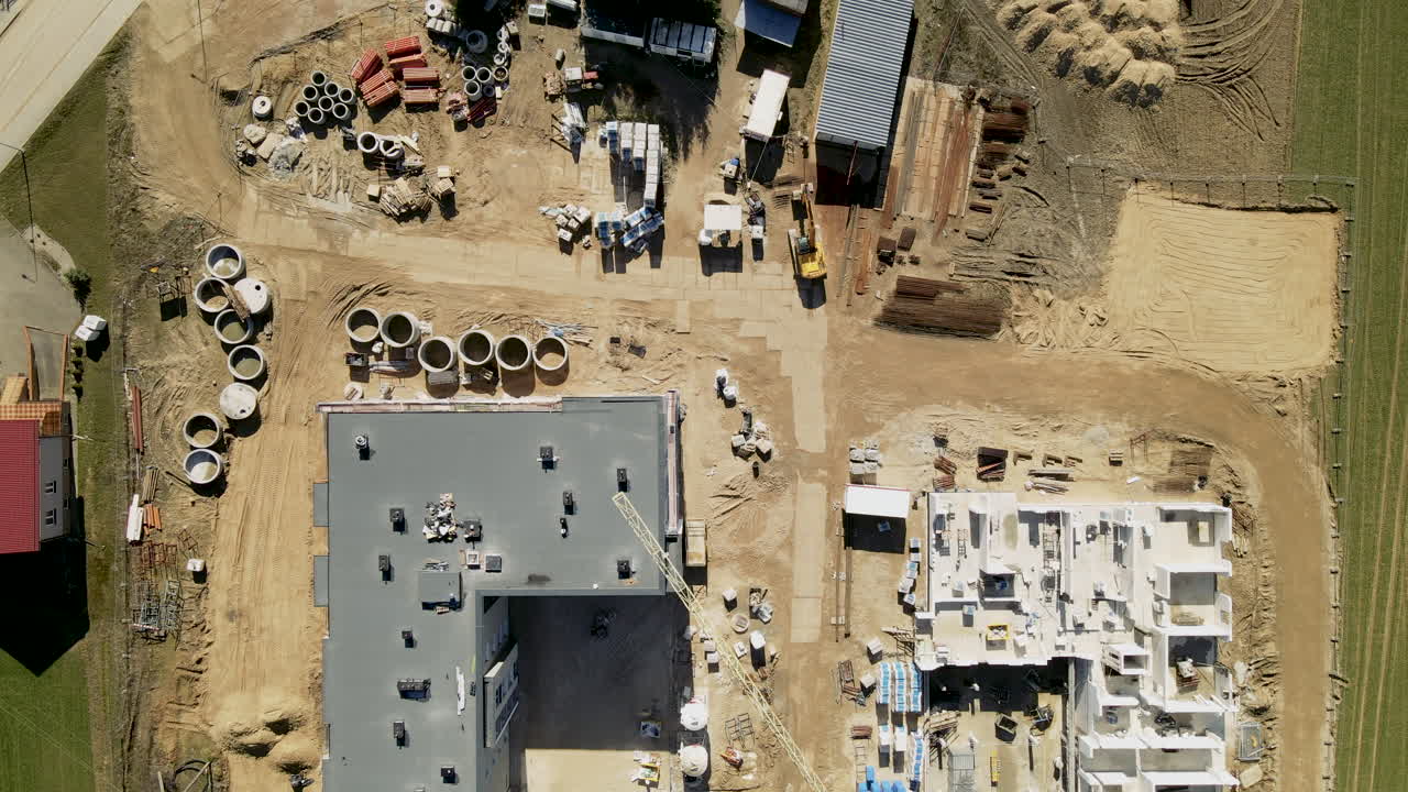 de arriba hacia abajo sobre nadie en el lugar de construcción, nuevo edificio durante el proceso