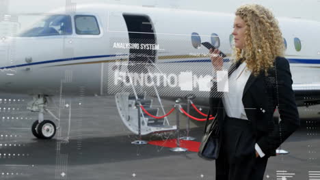 animación de procesamiento de datos sobre mujer de negocios caucásica con teléfono inteligente en avión