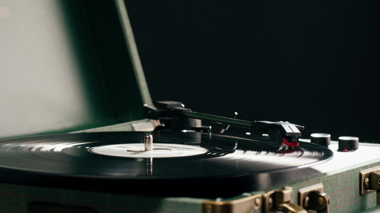 Mano che posiziona l'ago su un disco in vinile su un giradischi vintage