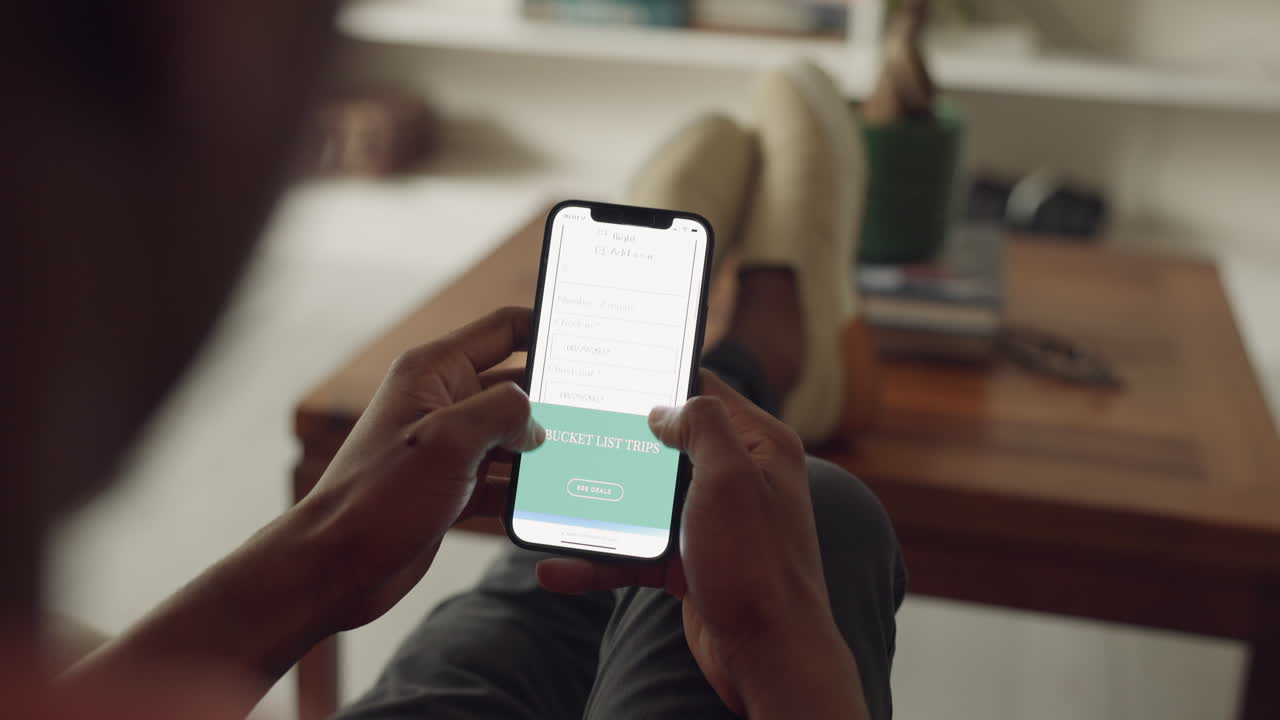 teléfono, manos e internet con un hombre que usa móvil