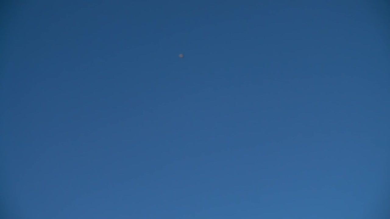 Bolle di sapone sullo sfondo del cielo. Movimento rallentato