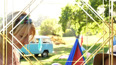 animación de patrón dorado sobre personas bailando en el campamento de verano