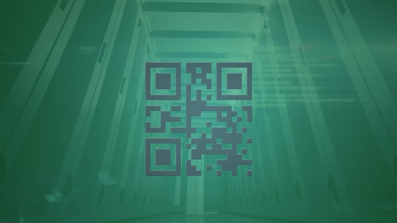 animación del escáner de código qr de neón y procesamiento de datos contra la sala de servidores de computadora