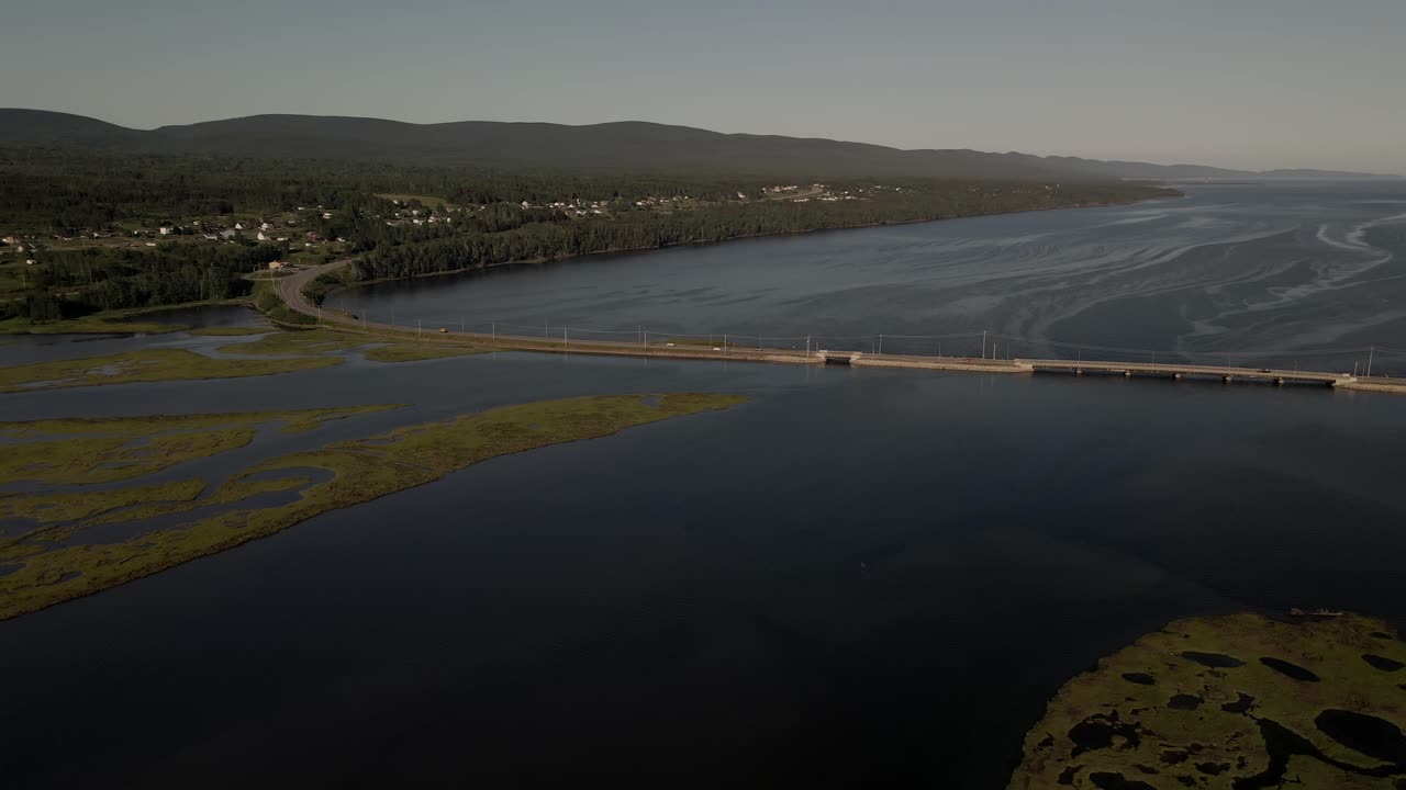 puente ile-aux-tourtes a través del lago de dos montañas durante el día montreal, quebec, canadá