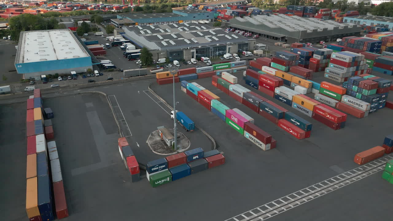 conducción de camiones en el centro logístico de paris terminal sa, gennevilliers en francia