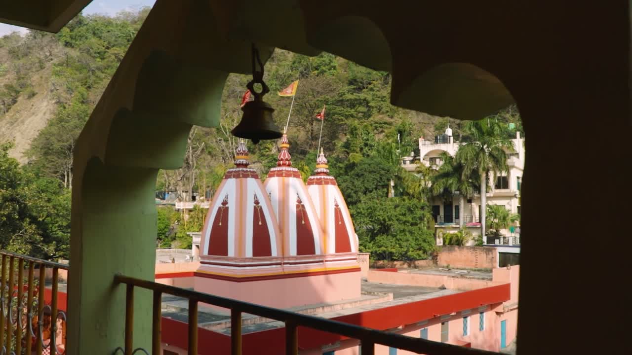 arquitectura de la cúpula del templo indio desde diferentes ángulos el video se toma en haridwar, uttarakhand, india, el 15 de marzo de 2022