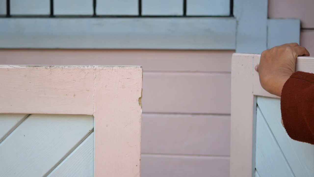 나무 문 을 열기 위해 손 을 내밀고