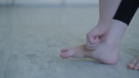 joven bailarina en la lección de estudio. rendimiento de entrenamiento. postura de ejercicio de estiramiento. bailarina practica técnica de equilibrio. elegancia clásica fitness.