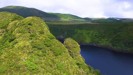 imágenes de drones de la laguna "lagoa comprida" en la isla de flores azores