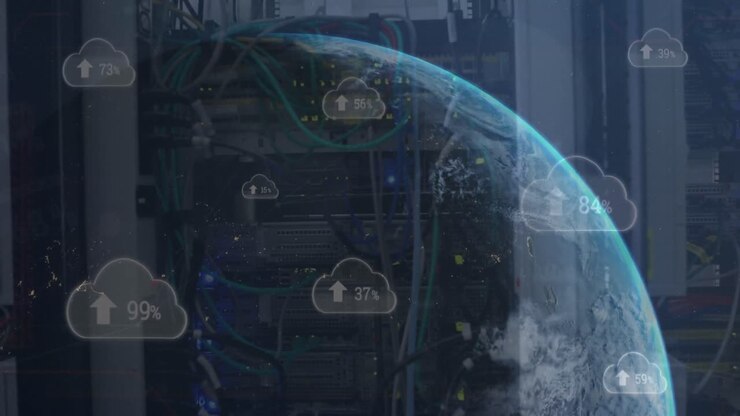 Animação de nuvens com números em mudança, setas e um globo sobre o painel traseiro de um rack de servidores.