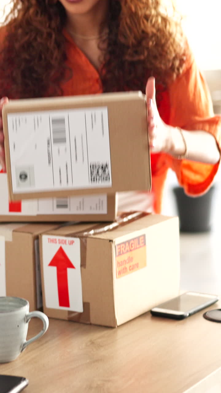 Femme empilant des cartons d’expédition sur un bureau