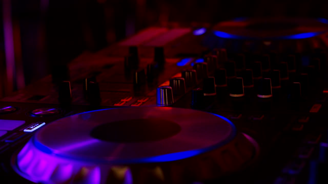 dj de fiesta en cámara lenta