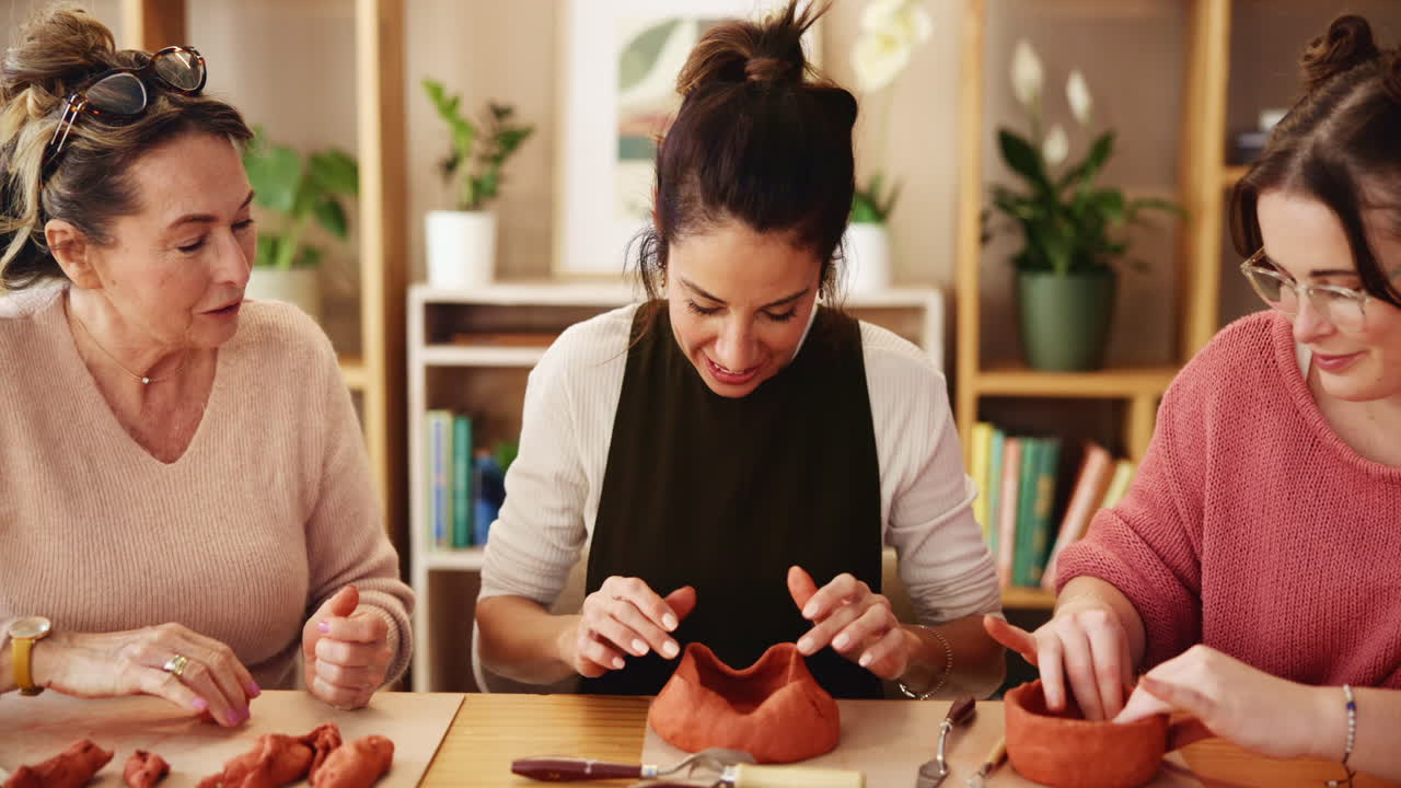 가죽 공예 작업실의 여성들
