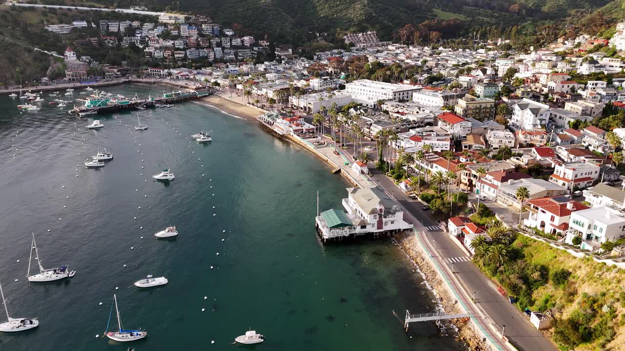 avalon, isla de catalina con barcos atracados y una vibrante ciudad costera, vista aérea