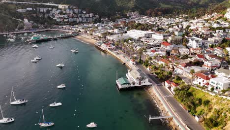 Avalon,-Isla-Catalina-Con-Barcos-Atracados-Y-Vibrante-Ciudad-Costera,-Vista-Aérea