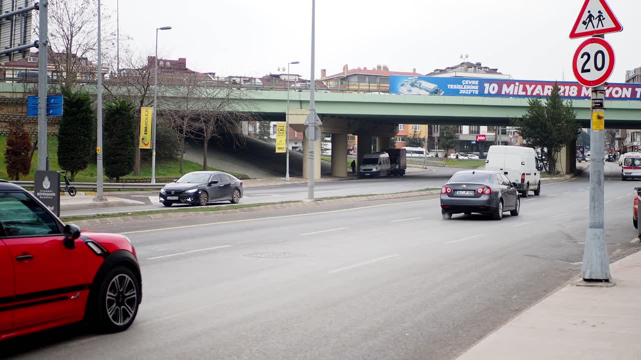 교통과 오버브라이스가 있는 도시 거리 장면