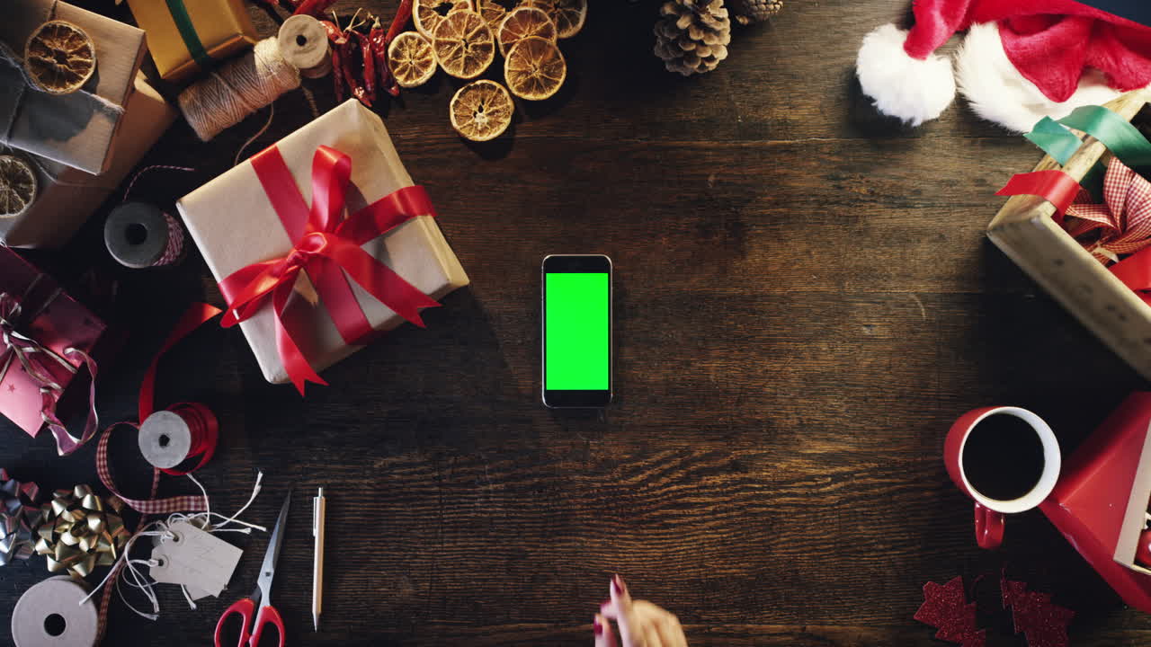 vista superior manos de la mujer usando pantalla táctil teléfono inteligente tableta gestos de la mano pantalla verde mesa desde arriba - dragón épico rojo