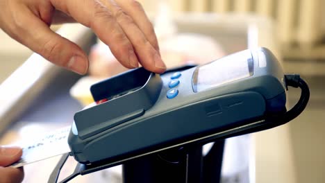 compras y pagos electrónicos con tarjeta en la terminal.