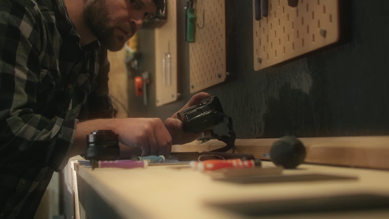 pequeño taller de reparación de cámaras de negocios medio cerrado