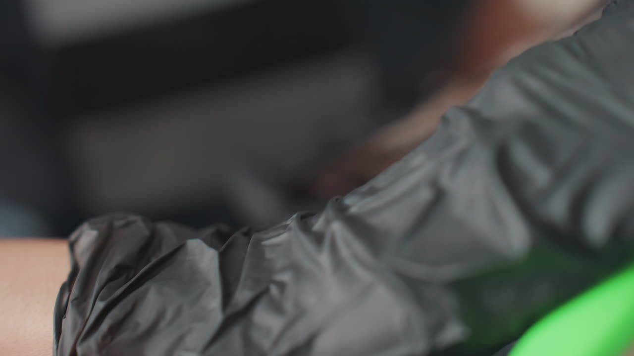 Крупный план: кисть для окрашивания волос наносит средство, белая женщина получает тщательное насыщение цветом с помощью зеленой кисти и рук в перчатках, акцент на пигменте, покрытии и профессиональной технике в современном стиле