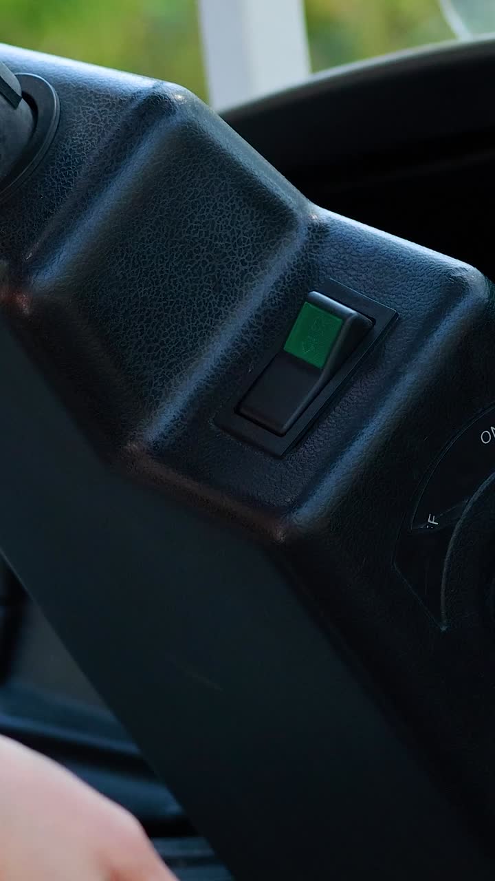 iniciando el carrito de golf en el zoológico de khao kheow