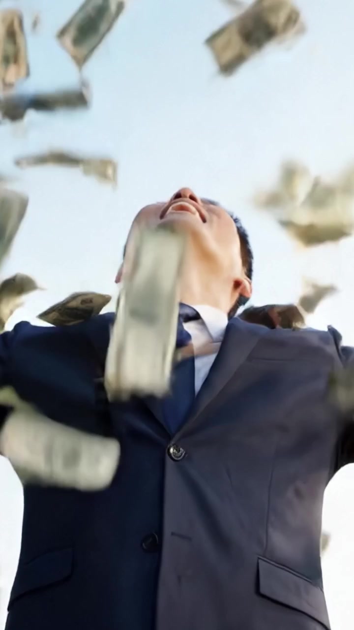 Un uomo d'affari sicuro di sé conta con gioia il suo denaro, irradiando successo e trionfo finanziario su uno sfondo di cielo luminoso, evidenziando ricchezza e realizzazione.