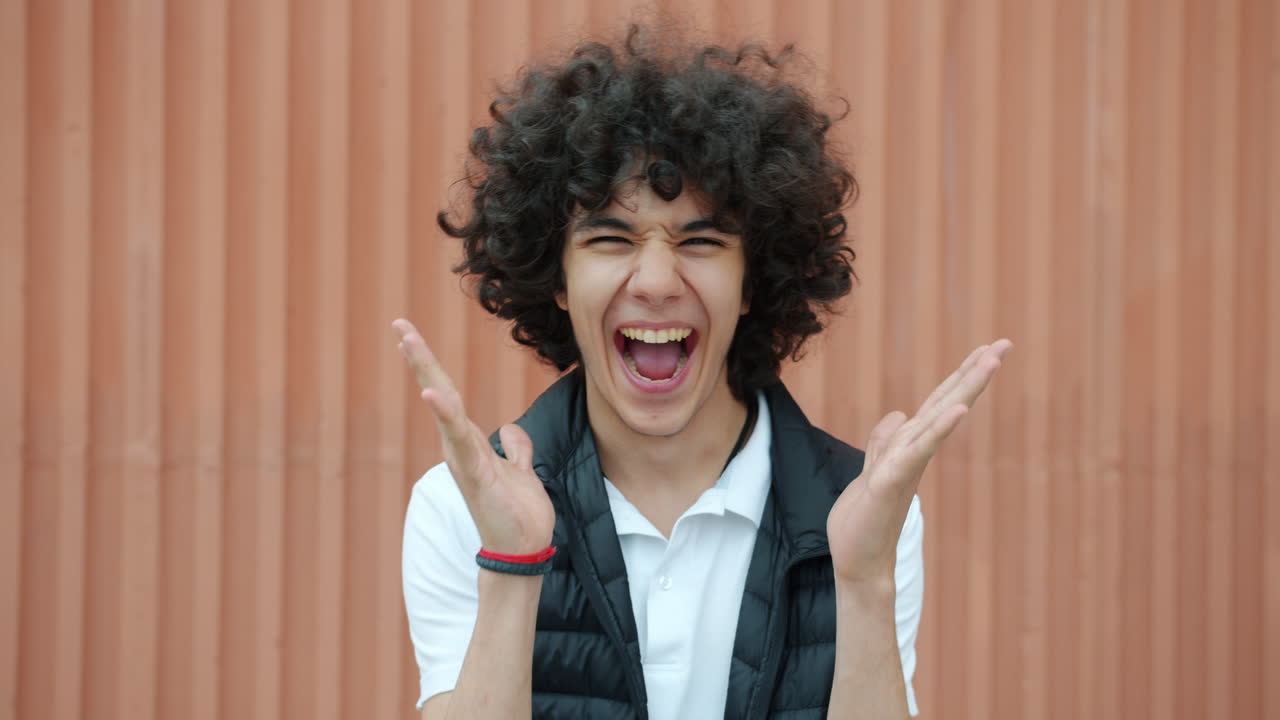 adolescente emocionado