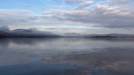 Aguas-Tranquilas-De-Loch-Lomond-Bajo-Un-Cielo-Azul,-Escocia