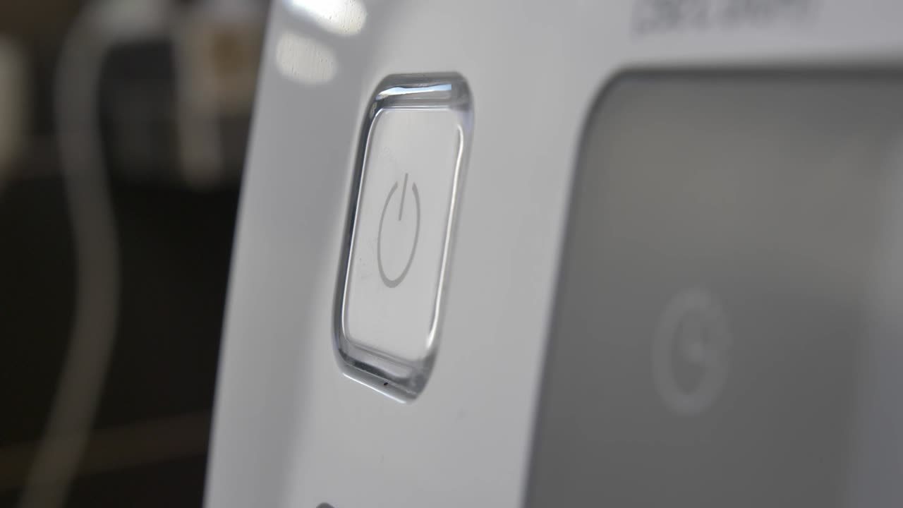 presionando el botón de encendido para encender y apagar el dispositivo de cerca