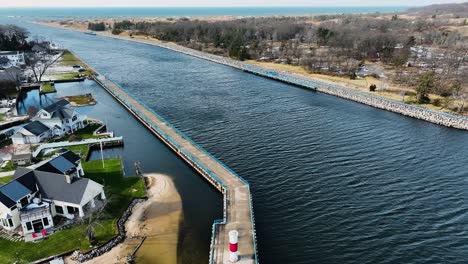 Canal-Muskegon-En-Un-Día-Ventoso-De-Invierno