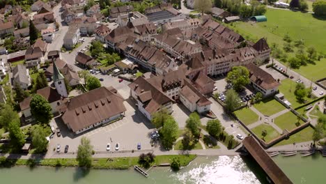 wangen en la ciudad suiza de aare en el cantón de berna con un histórico puente de madera sobre el río aare del siglo xiv