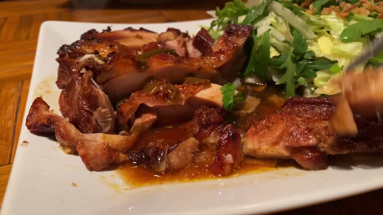 치킨 조각을 먹고 가까이