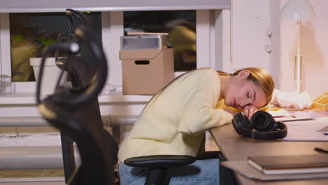 jovem cansada descansando e tirando uma soneca no local de trabalho 1