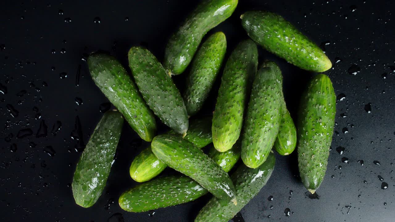 물방울을 가진 신선한 어린 호박은 천천히 회전합니다.