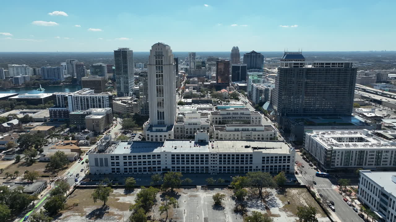 Đoạn video drone quay lia máy đối xứng di chuyển từ trái sang phải, thể hiện đường chân trời của Orlando.